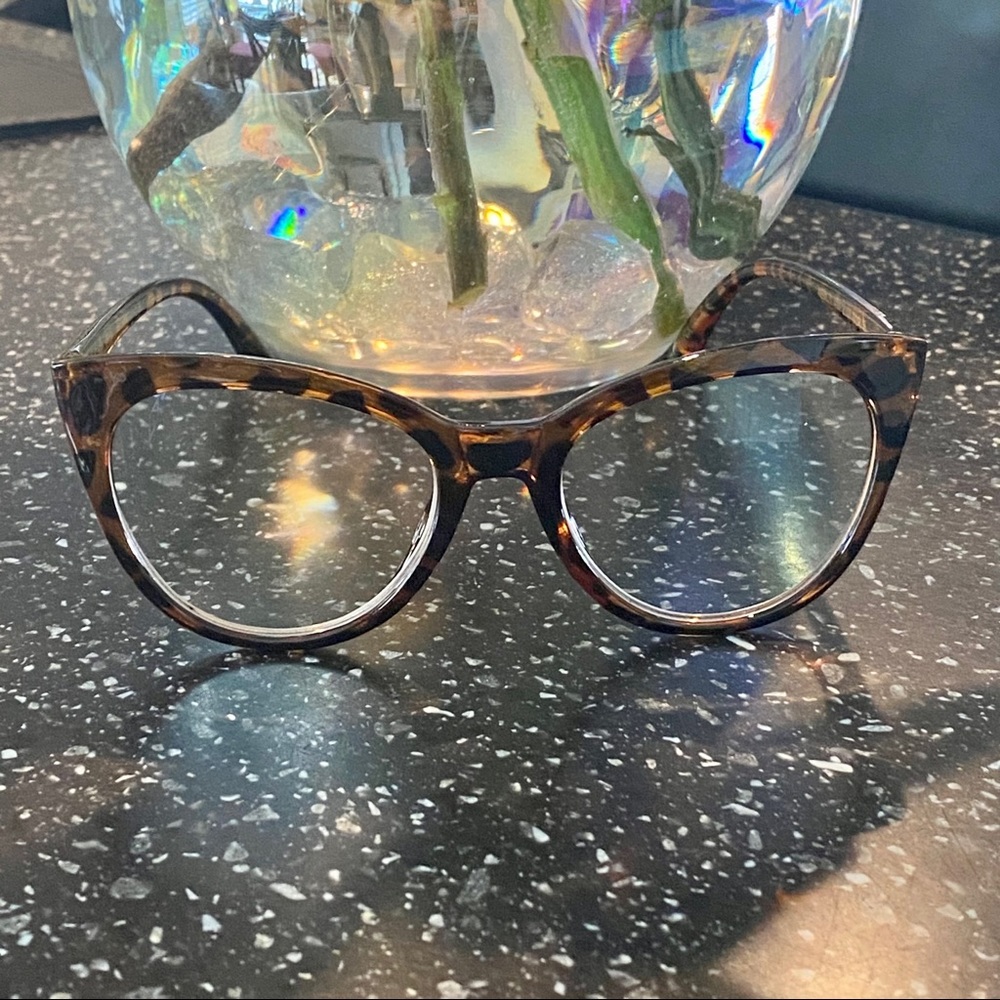 BETSY JOHNSON large cat eye flare tortoise readers - Picture 5 of 7